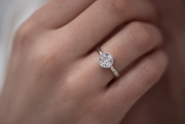 Glamurozan prsten sa dijamantima