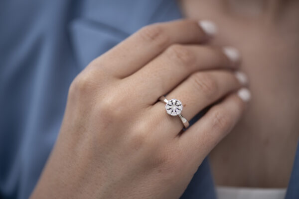 Moderan prsten sa dijamantima