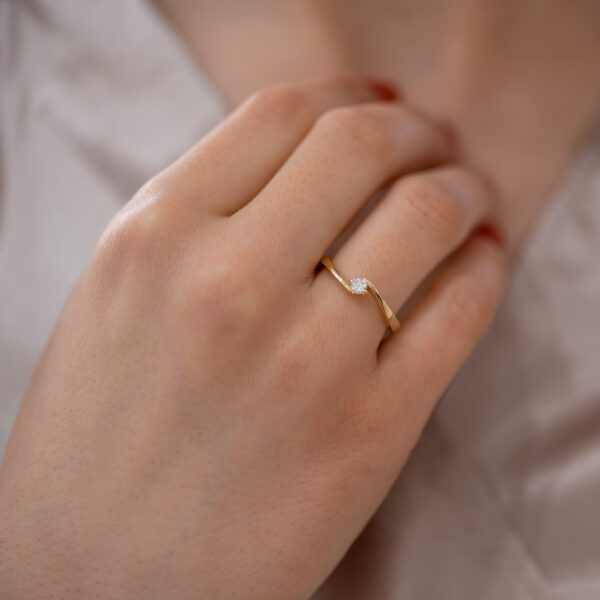 Asimetričan verenički prsten