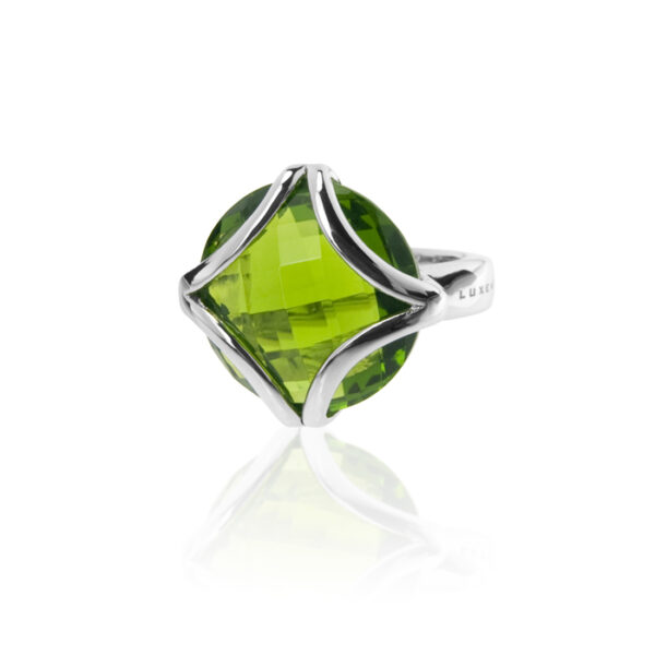 Prsten sa zelenim kristalom