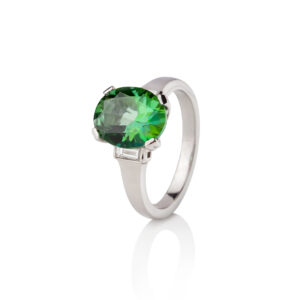 Elegantan prsten sa dragim kamenjem