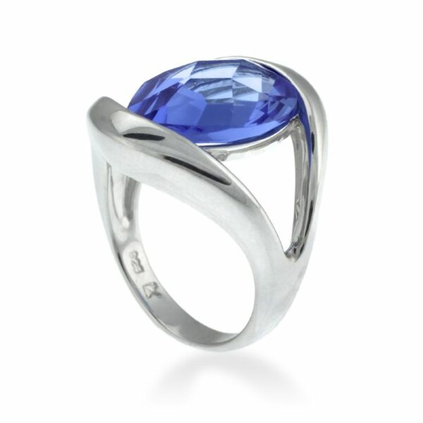 Srebrni prsten sa plavim kamenom